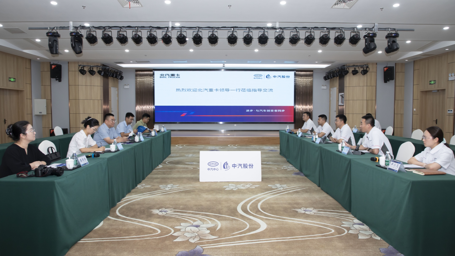 聚会大景.jpg