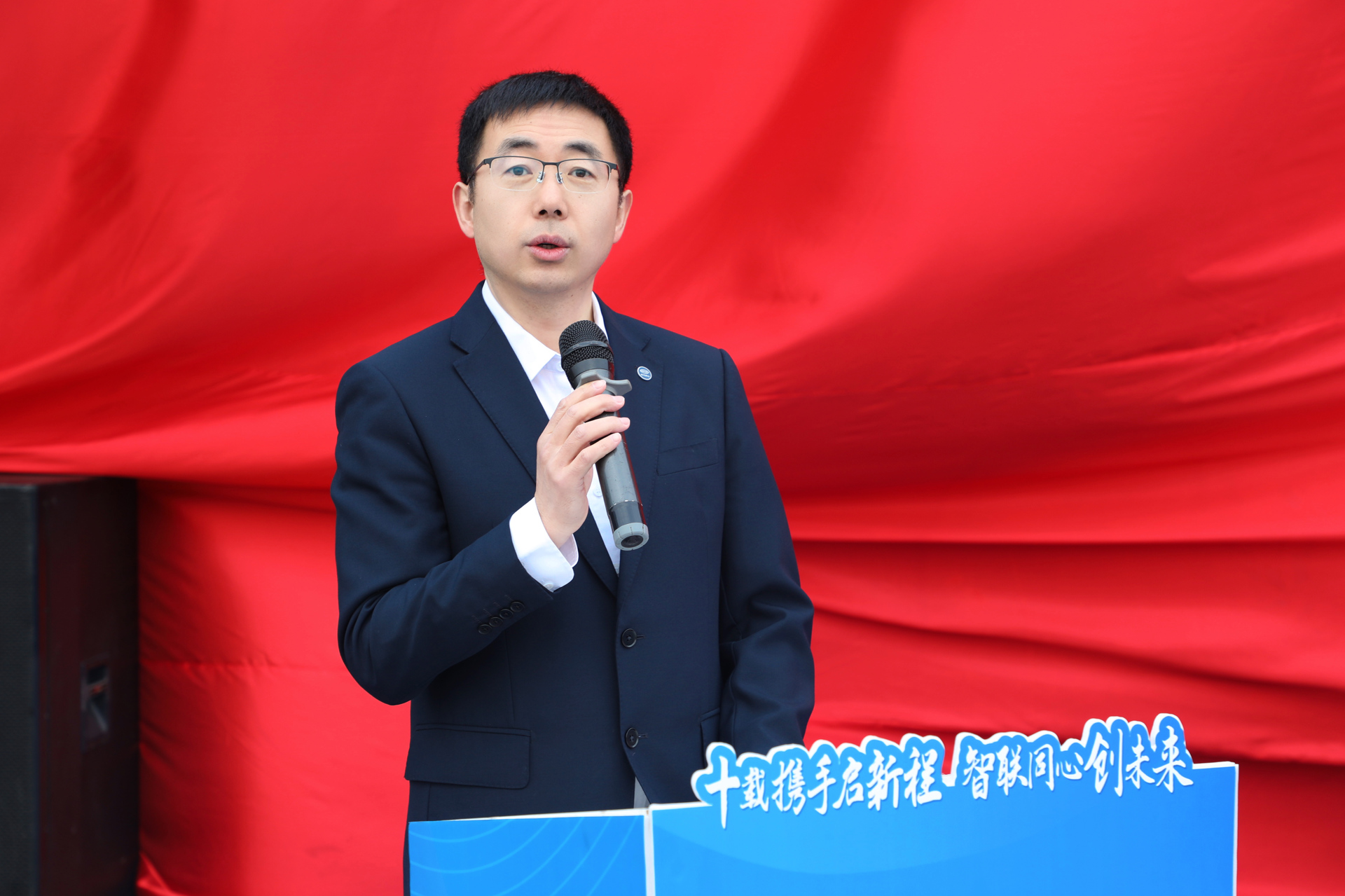 欧阳总讲话特写.jpg